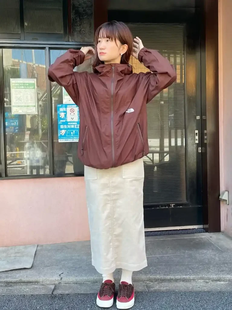 ノースフェイスのコンパクトジャケットの秋カラーを意識した女性のコーデ