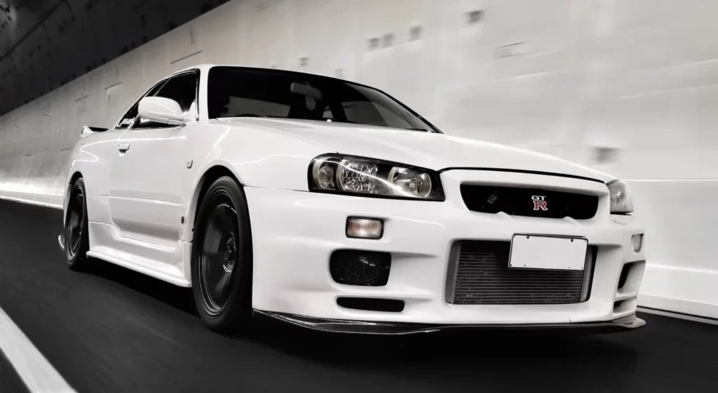 日産スカイラインGT-Rのホワイトカラーの画像