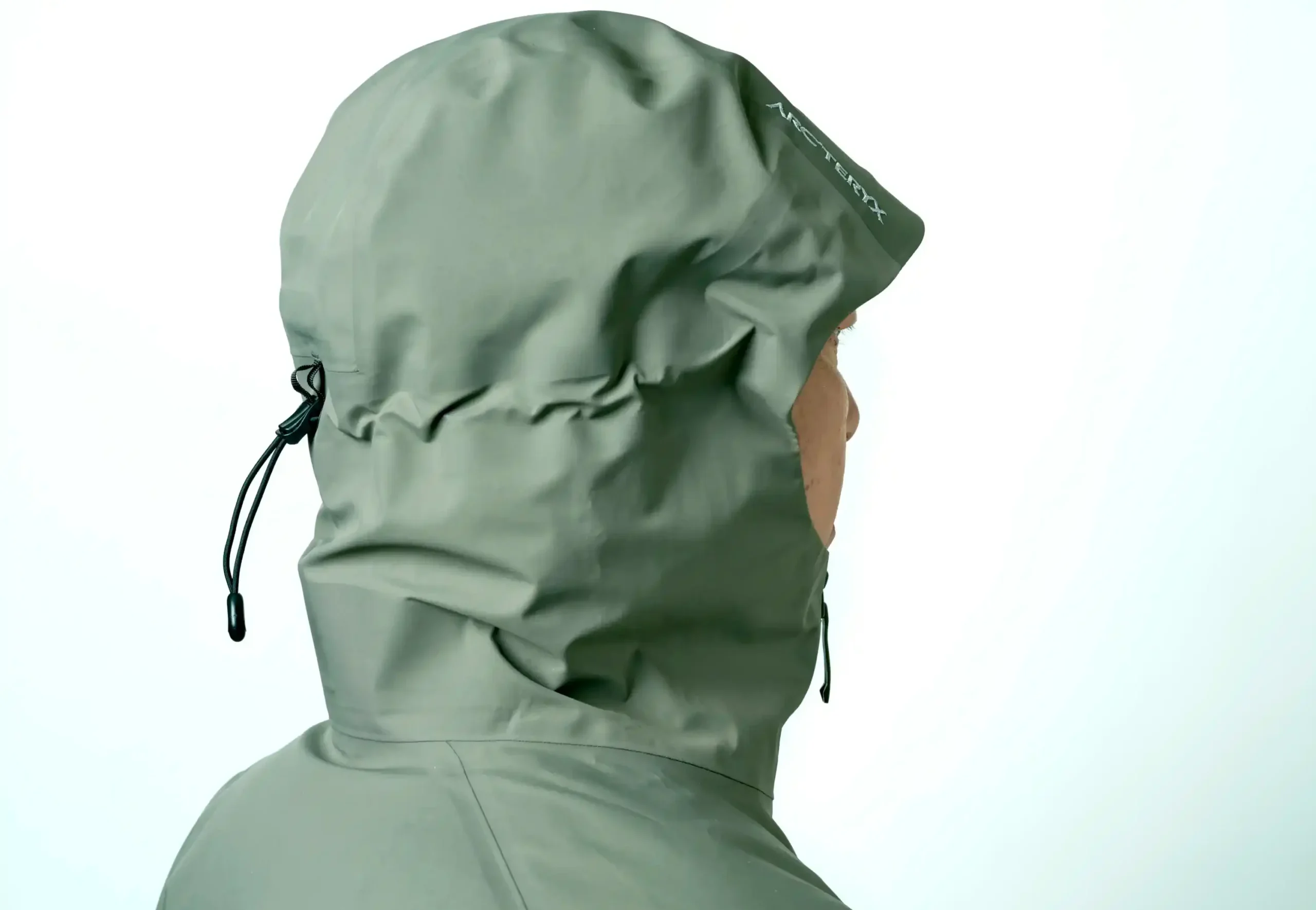 2024ベータジャケットのフード着用イメージ