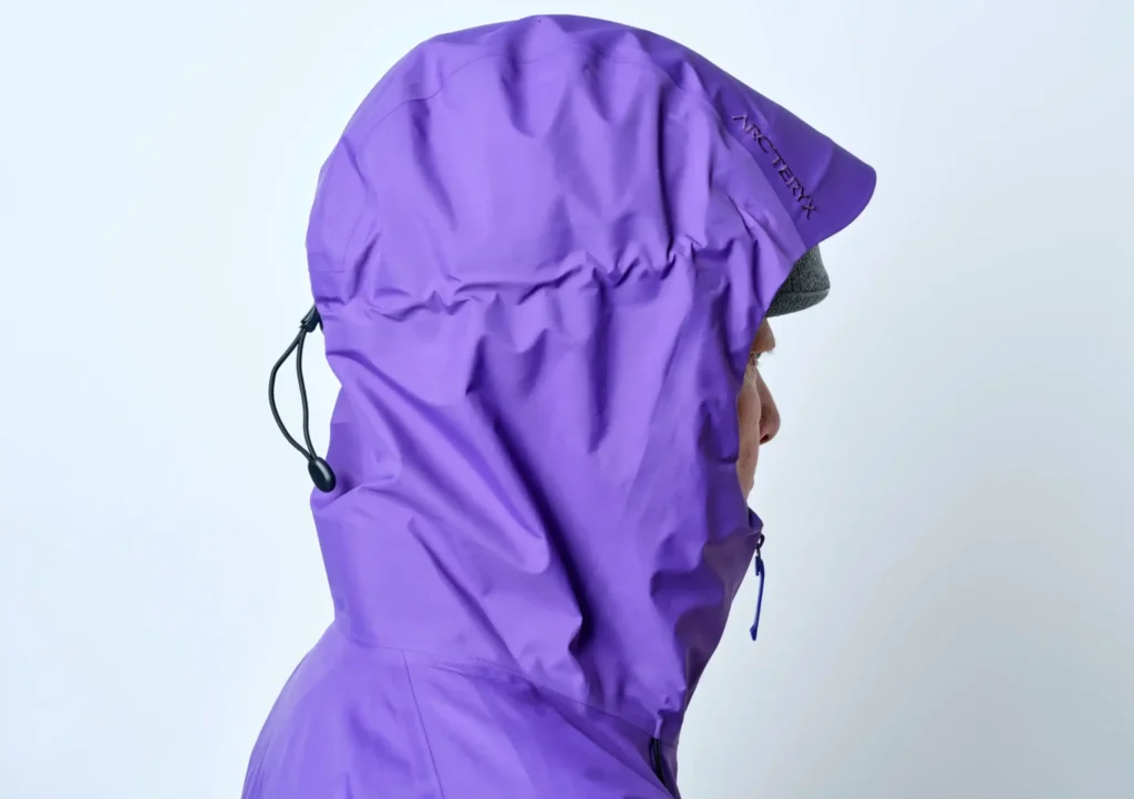 2024ベータライトウェイトジャケットのフード着用イメージ画像