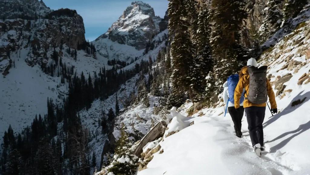残雪の山間アウトドア活動中のイメージ