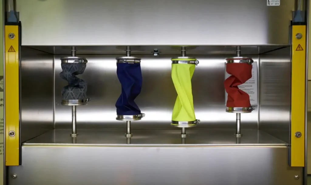 ゴアテックス生地の試験風景