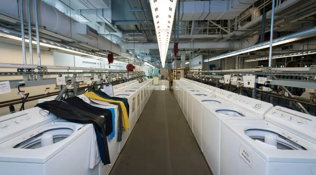 ゴアテックス生地の選択試験の風景