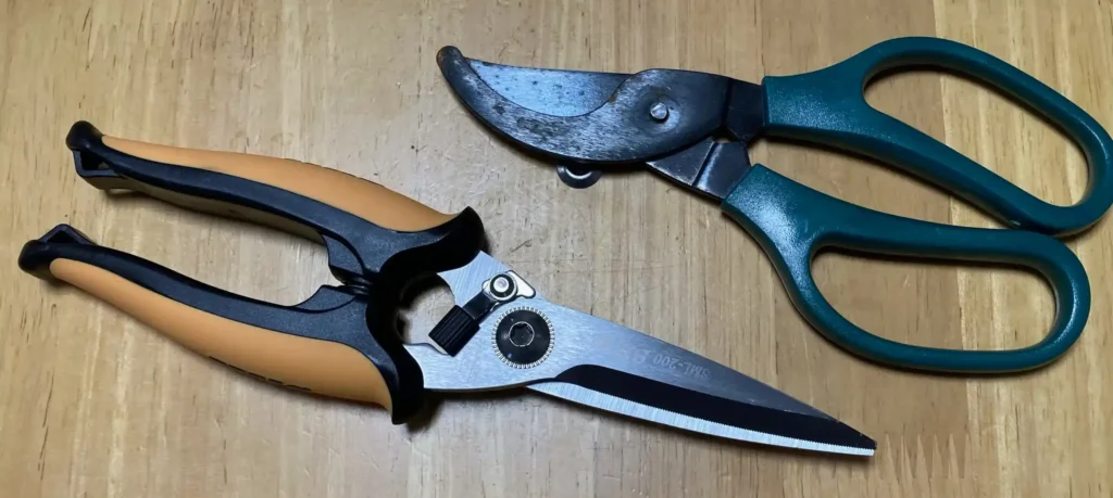 ダイソーの剪定鋏とSML-200の写真