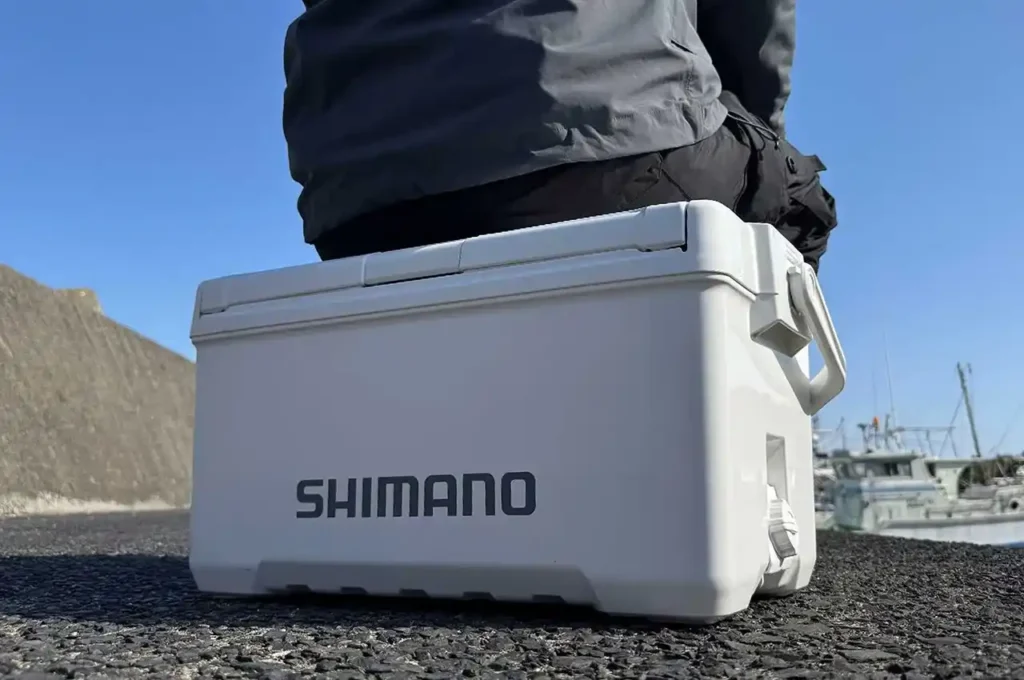 シマノ】2025新製品ユニフリーズがコスパ最強の理由を他のクーラーボックスと比較解説 | 自然と街をつなぐアウトドアブログ