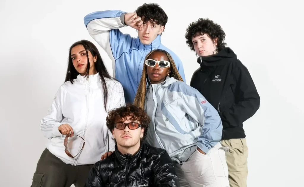 アークテリクスのジャンパーを着ている人が写っている集合写真