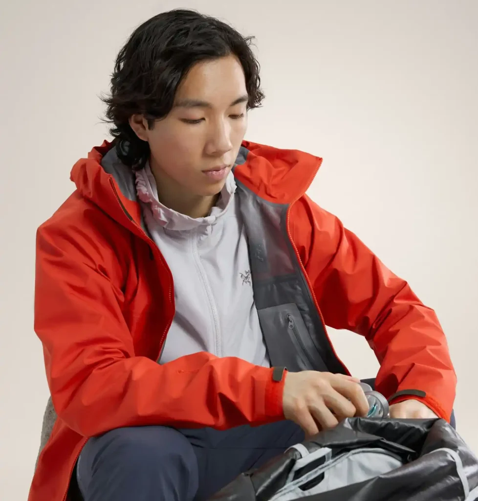 アトムSLフーディをレイヤリングする画像