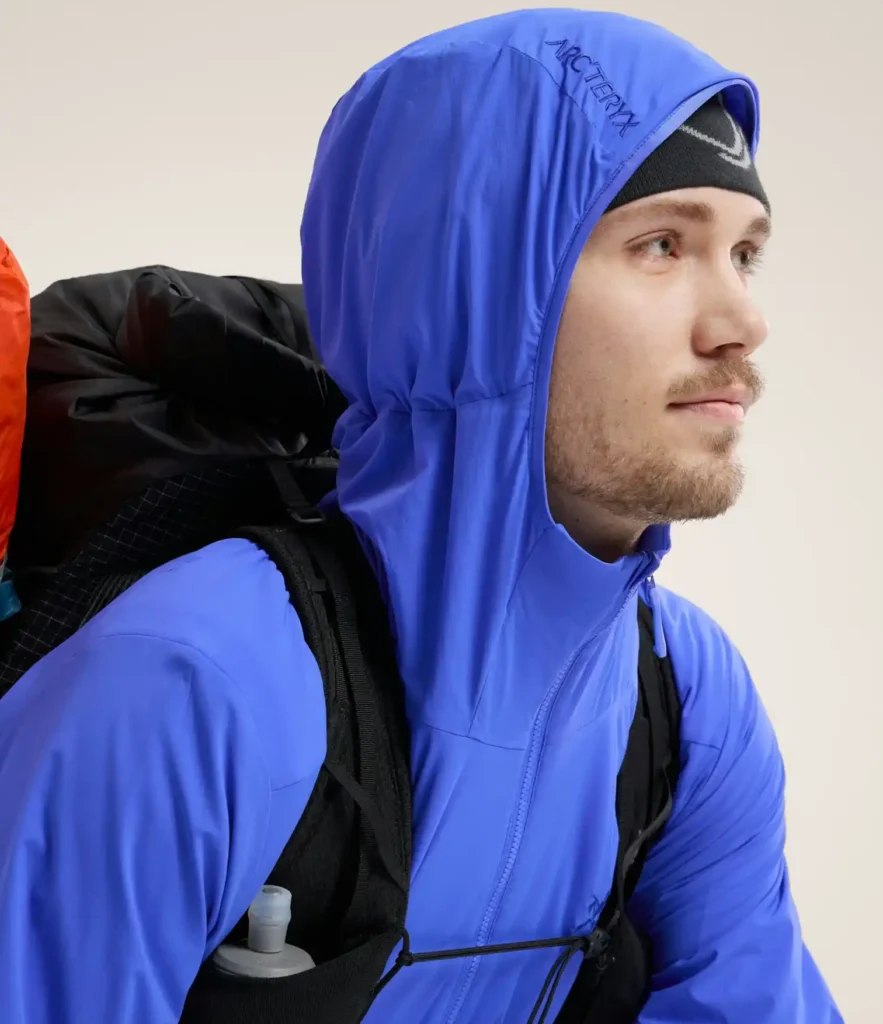 アークテリクスのアトムSLフーディのElectraを着用しているイメージ画像