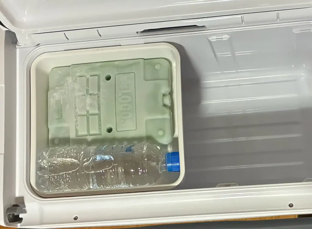 フィクセルトレーにロゴス保冷剤Mとペットボトルを入れた画像