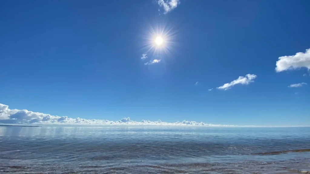 太陽が眩しい夏の海のイメージ画像