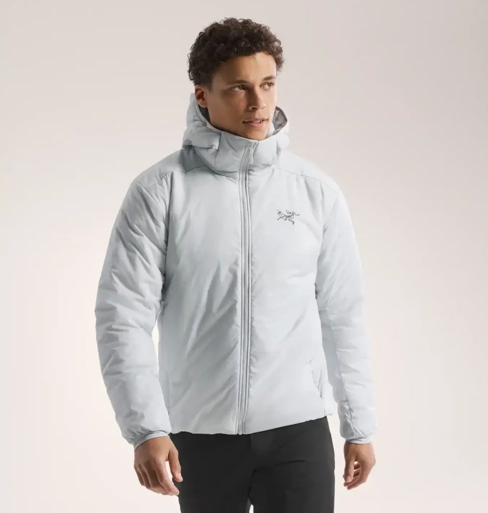 アークテリクスのアトムSVフーディを着用しているイメージ画像