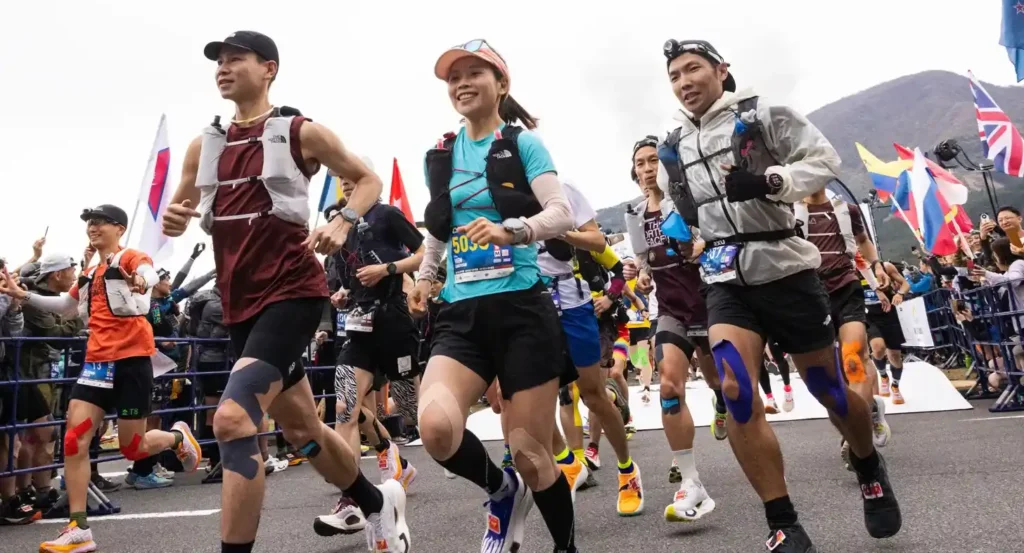 ノースフェイスのシューズでランニングしているイメージ画像