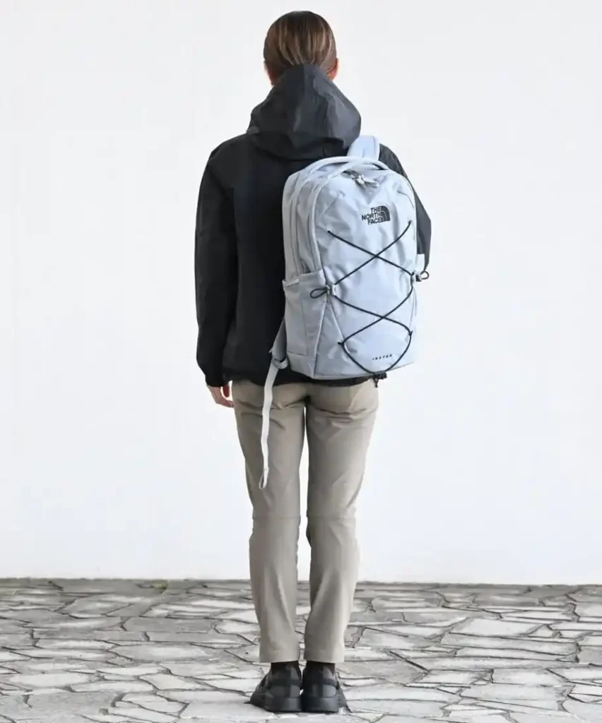 ノースフェイスのジェスターを女性が背負っているイメージ画像