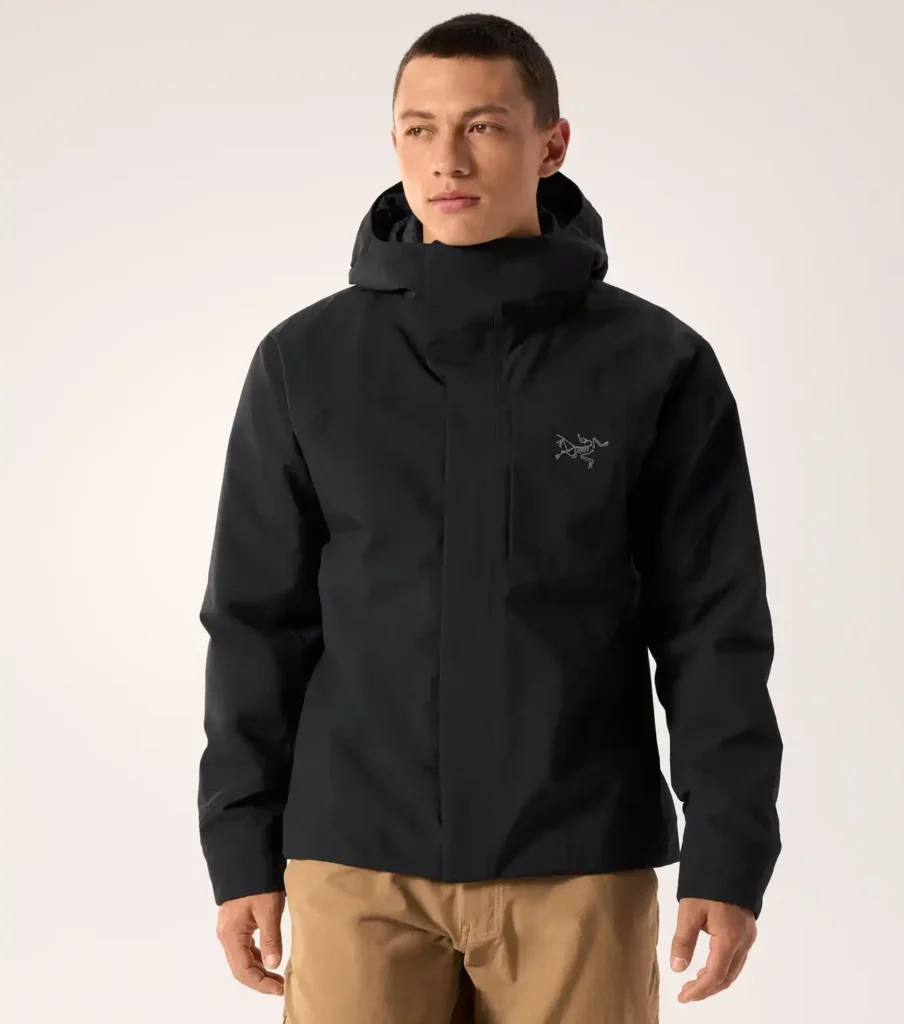 アークテリクスのサーミーインサレーテッドジャケットを着用しているイメージ画像