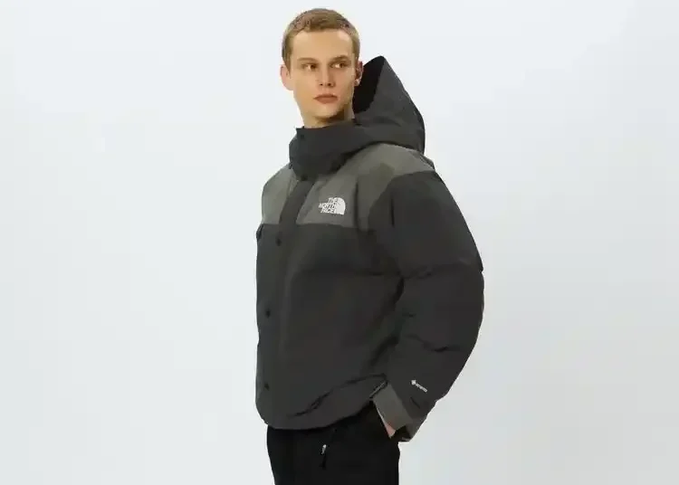 ノースフェイスのマウンテンダウンジャケットを着用しているイメージ画像