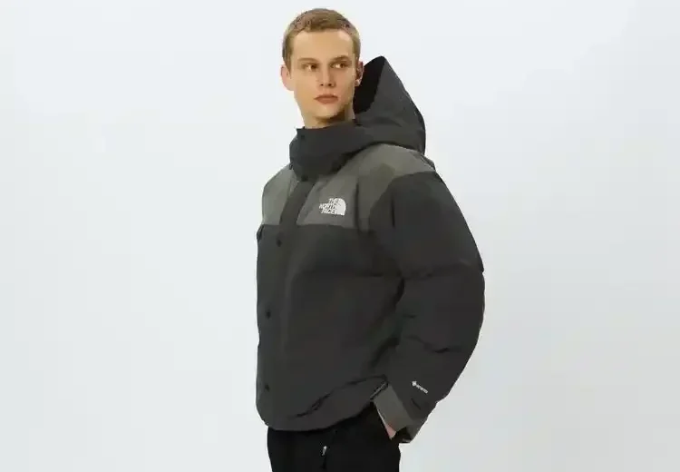 ノースフェイスのマウンテンダウンジャケットを着用しているイメージ画像