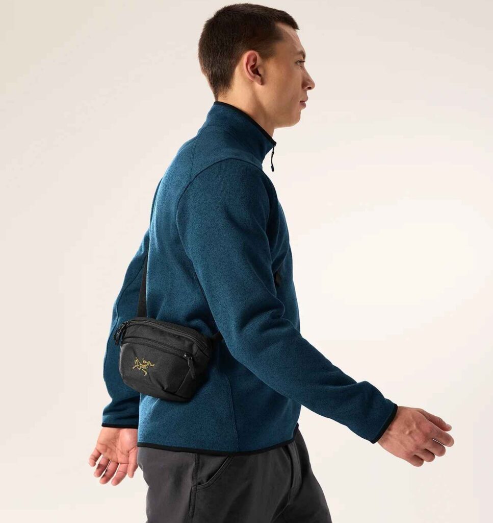 アークテリクスのマンティス1を肩がけしているイメージ画像