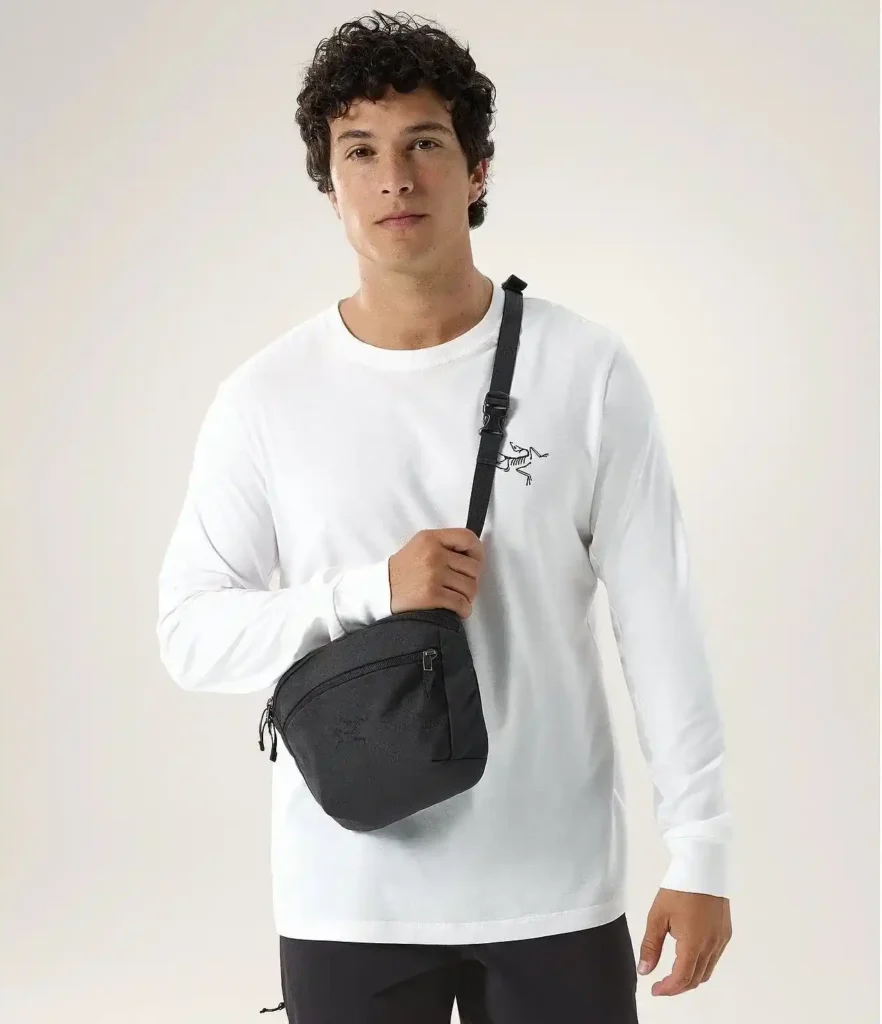 アークテリクスのマンティス2を肩がけしているイメージ画像