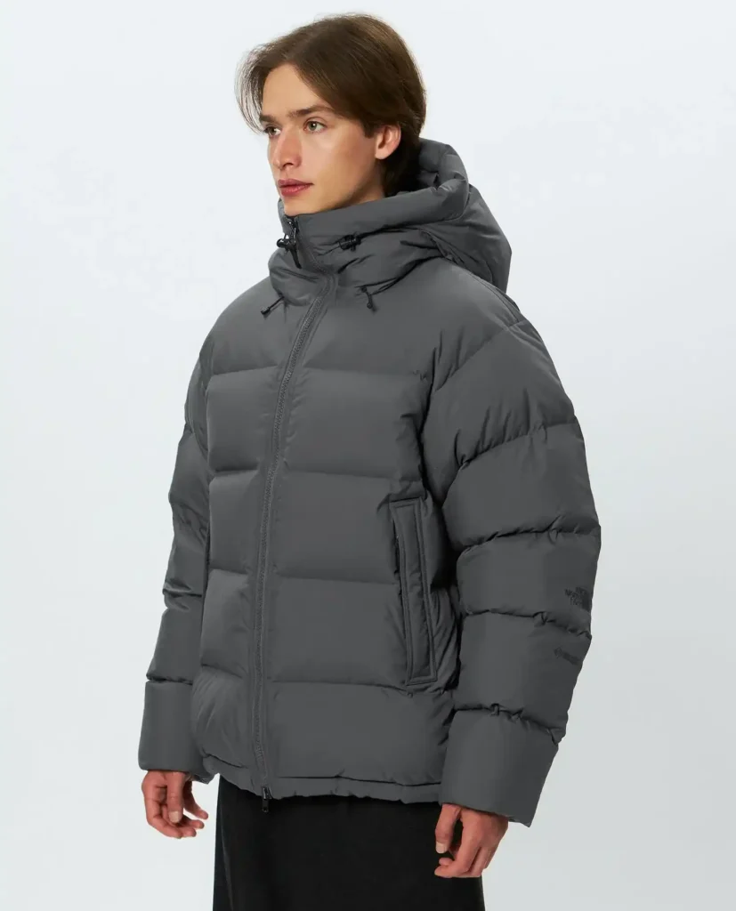 ノースフェイスのオルタレーションダウンパーカーを着用しているイメージ画像