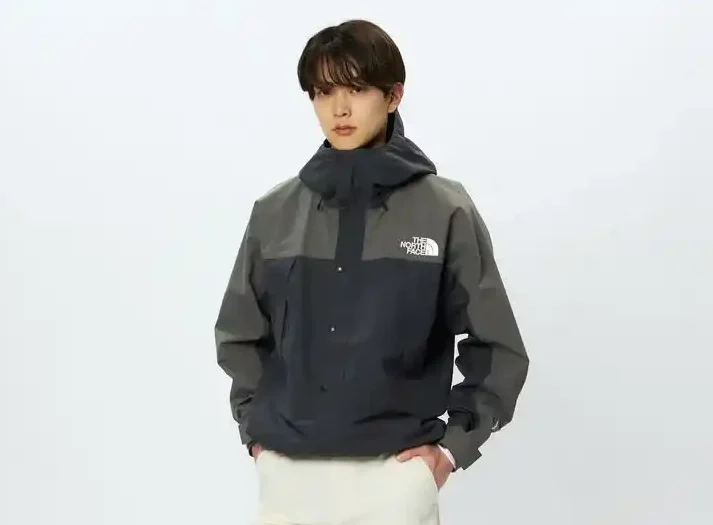 ノースフェイスのマウンテンライトジャケットを着用しているイメージ画像