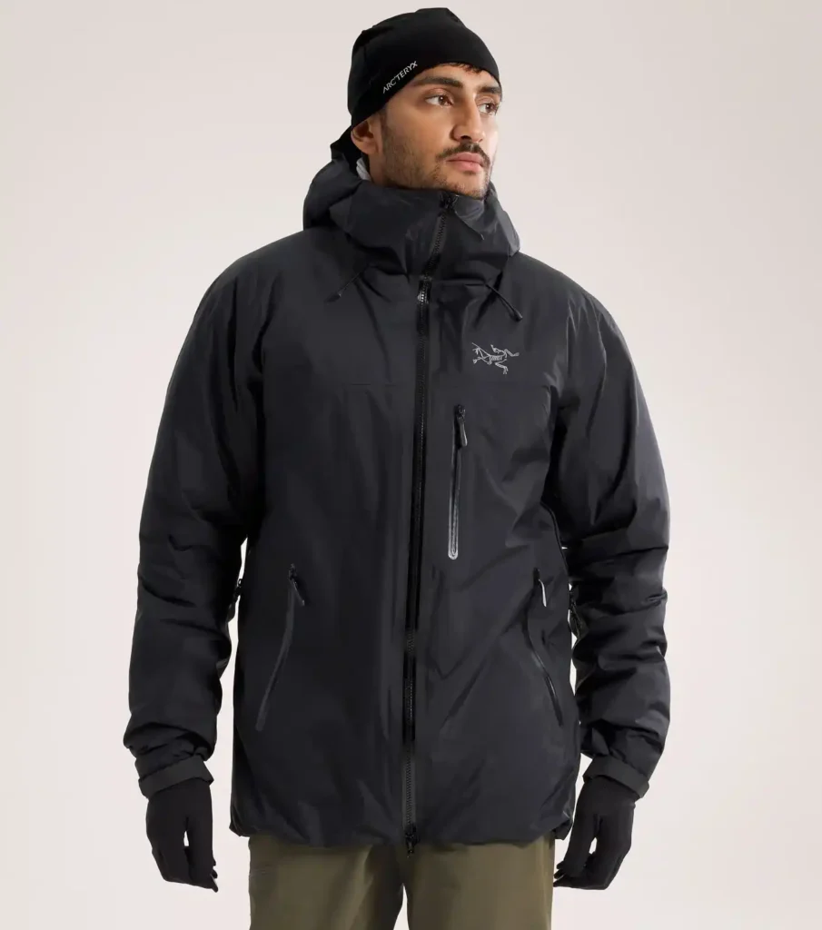 ベータインサレーテッドジャケットを着用しているイメージ画像