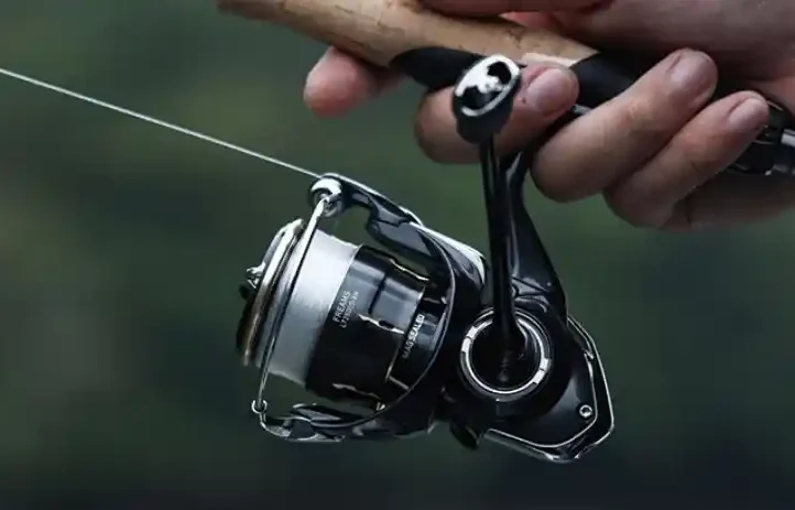 ダイワの26フリームスで釣りをしているイメージ画像