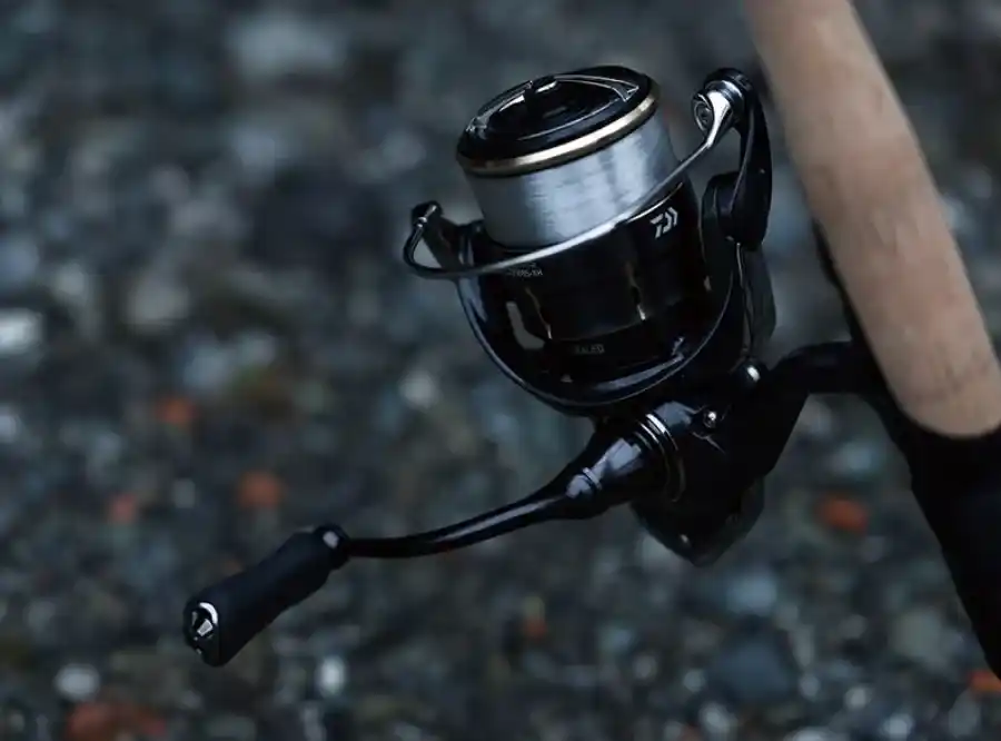 ダイワの26フリームスをロッドにセットしているイメージ画像