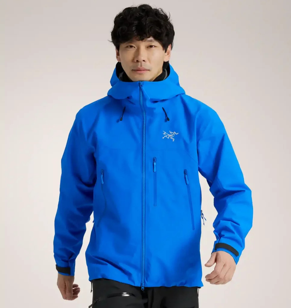 アークテリクスの2026ベータSVジャケットを着用しているイメージ画像