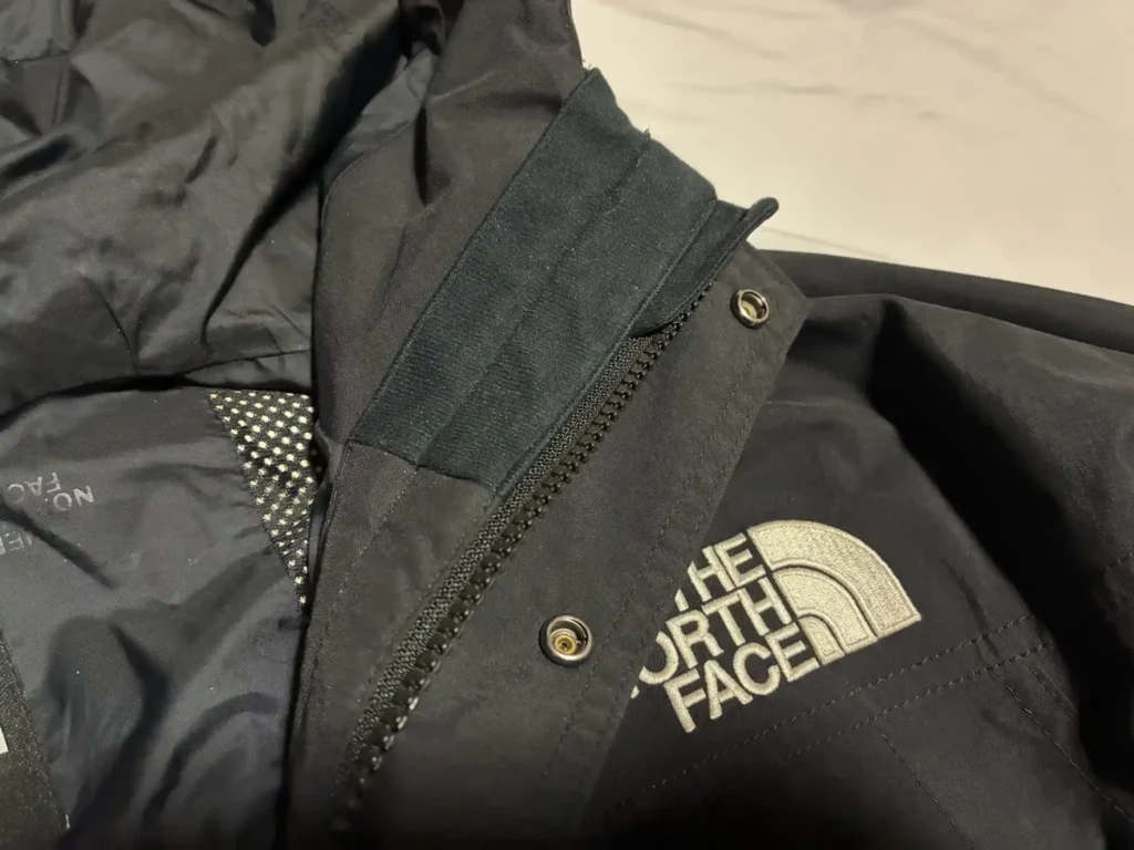 マウンテンライトジャケットのチンガードの画像