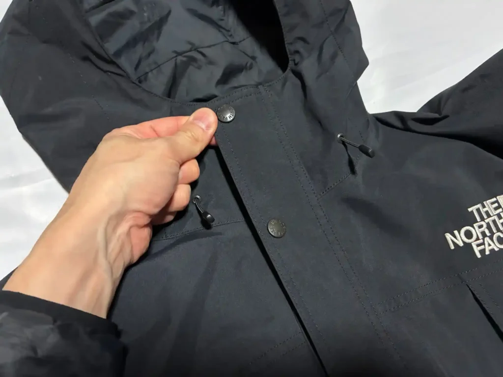 マウンテンライトジャケットのフロントフラップとフードの画像