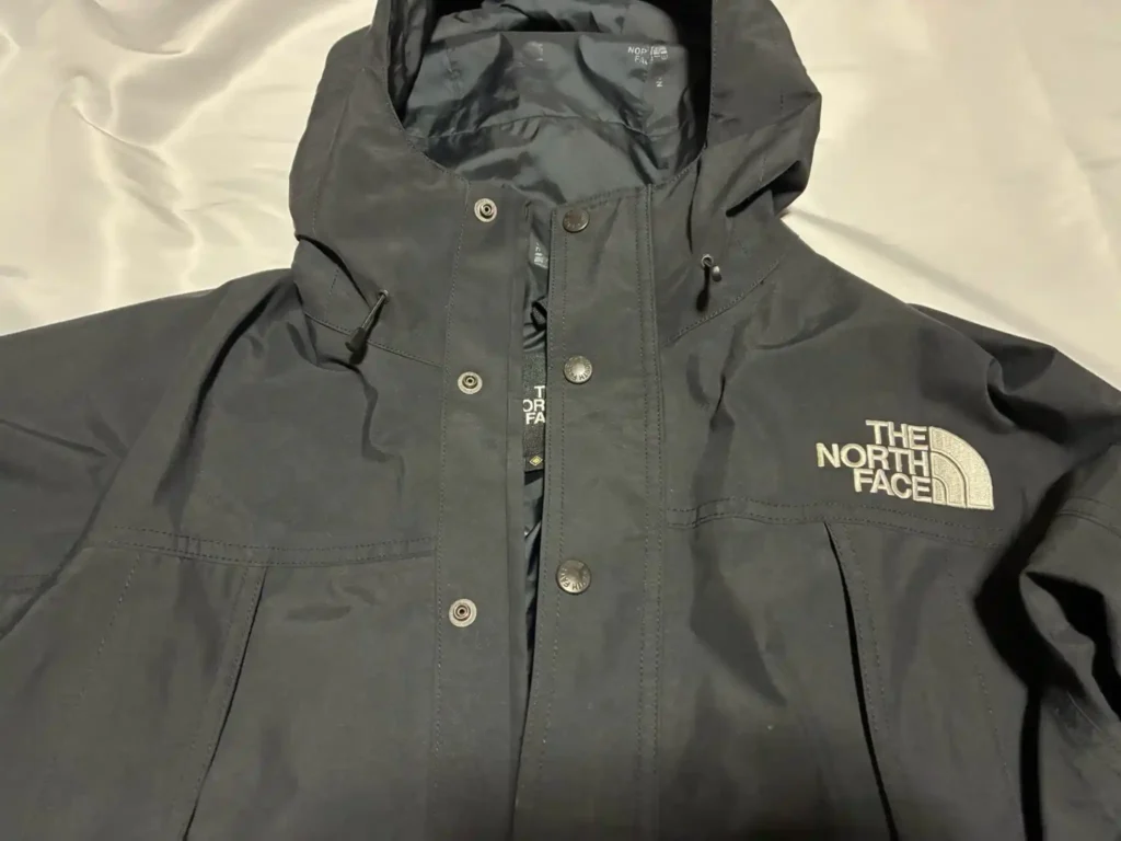 マウンテンライトジャケットのフロントフラップの画像