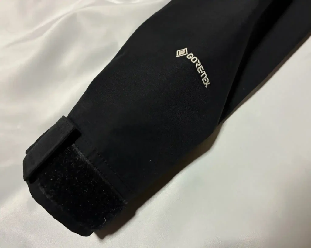 マウンテンライトジャケットの腕の画像