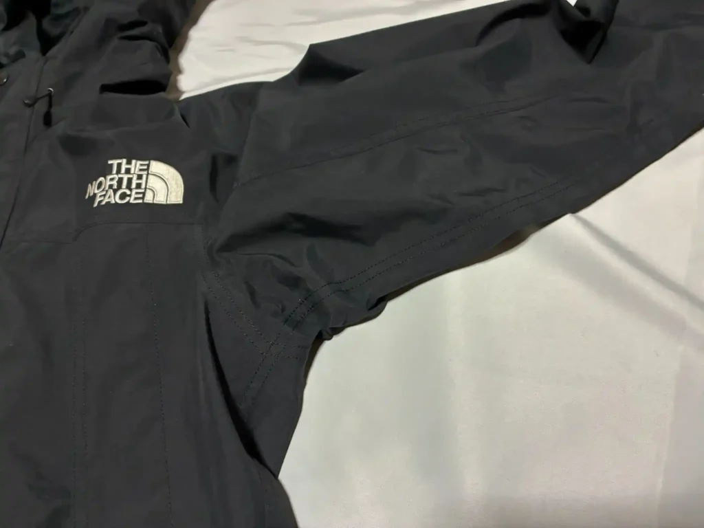 マウンテンライトジャケットの腕を上げた画像