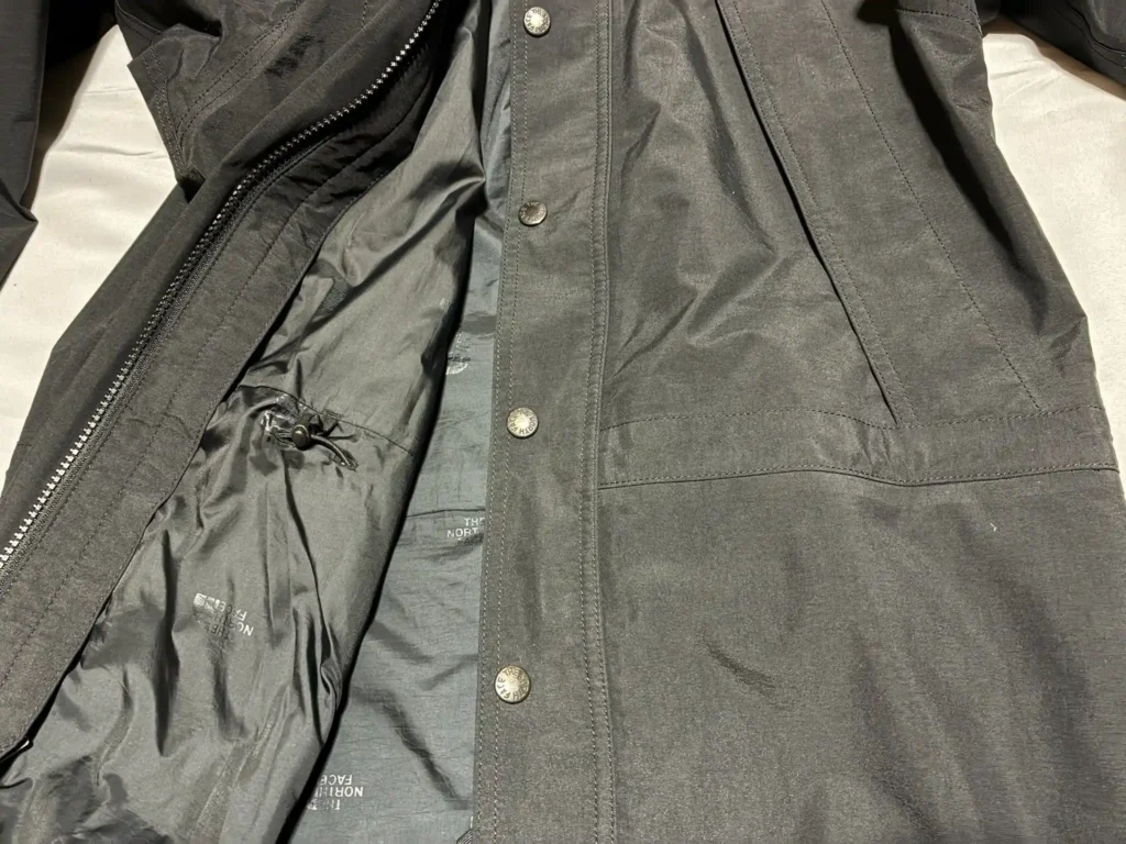 マウンテンライトジャケットの腰部の画像