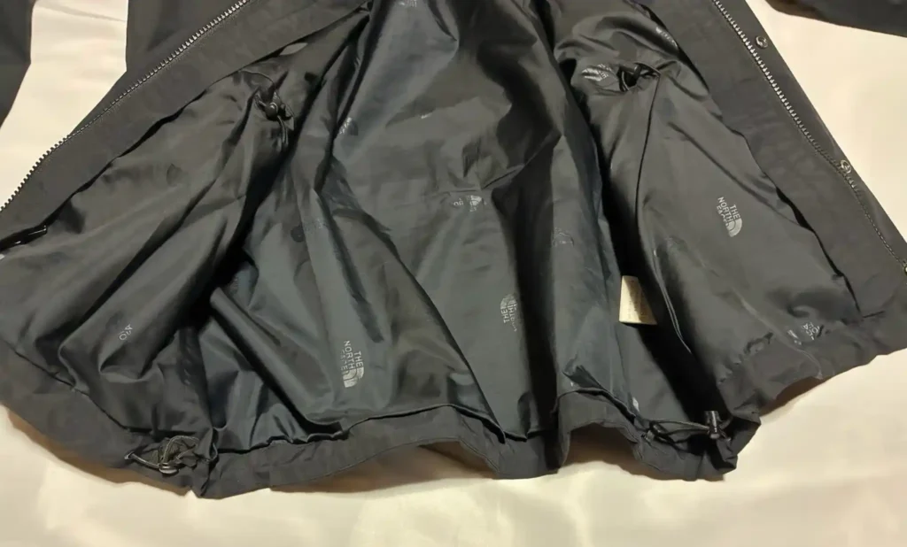 マウンテンライトジャケットの裾の画像