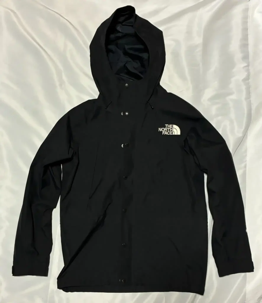 マウンテンライトジャケットを平置きした全体像