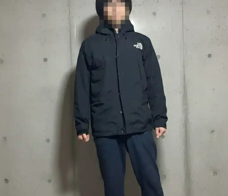 マウンテンライトジャケットを着用している画像