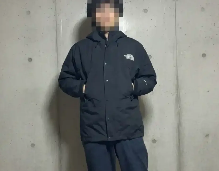 マウンテンライトジャケットを着用してポケットに手を入れている画像