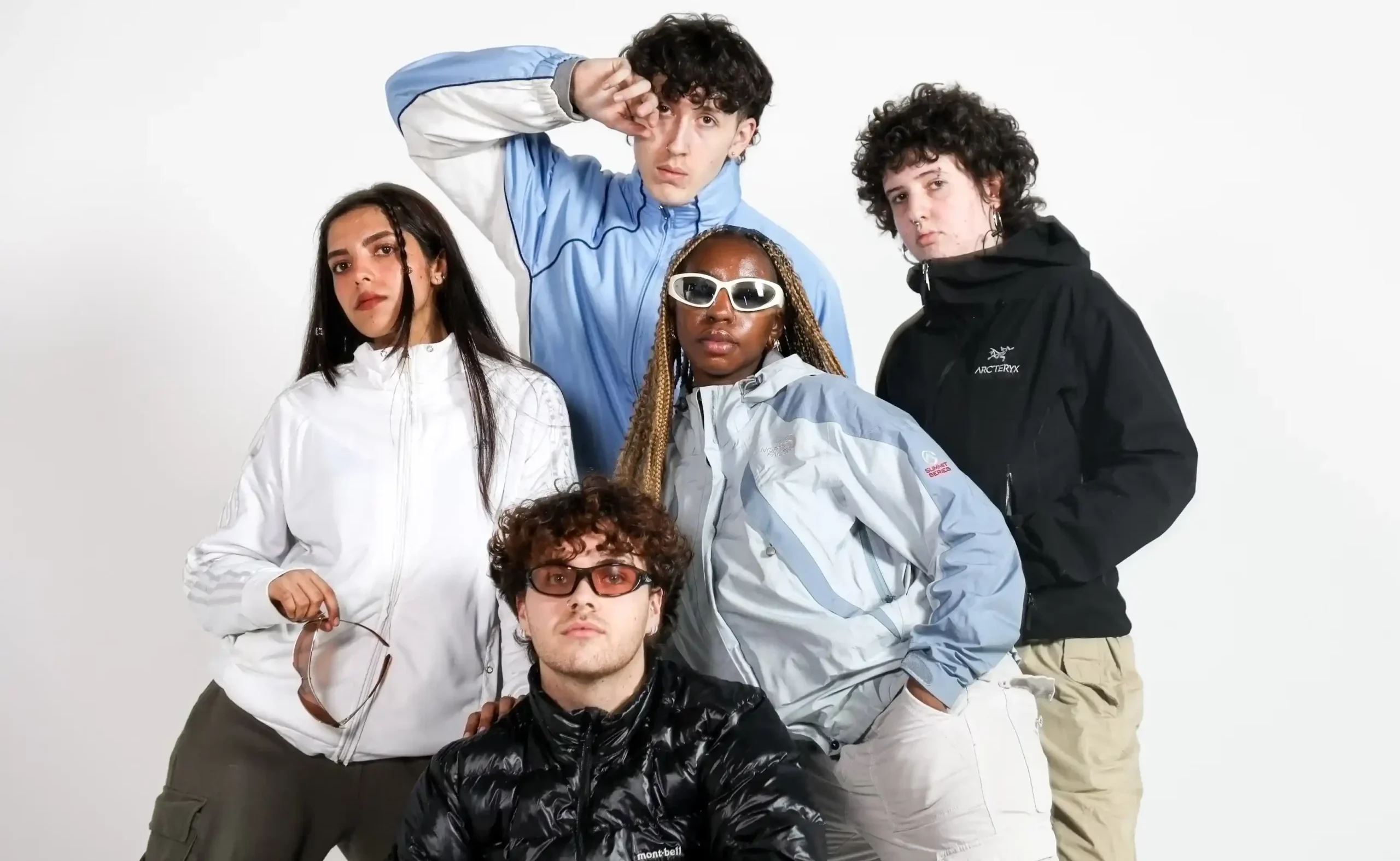 アークテリクスのジャンパーを着ている人が写っている集合写真