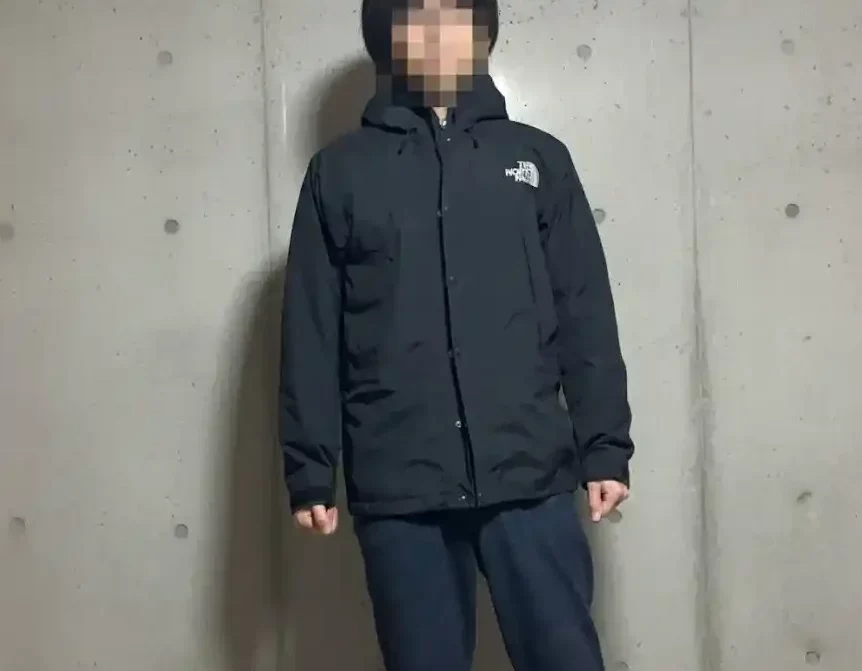 マウンテンライトジャケットを着用している画像