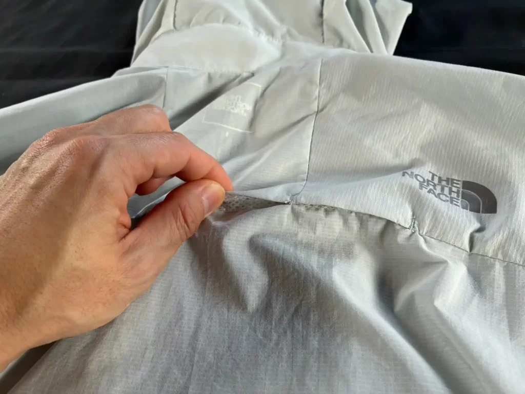 ノースフェイスのスワローテイルベントフーディの背中のベント